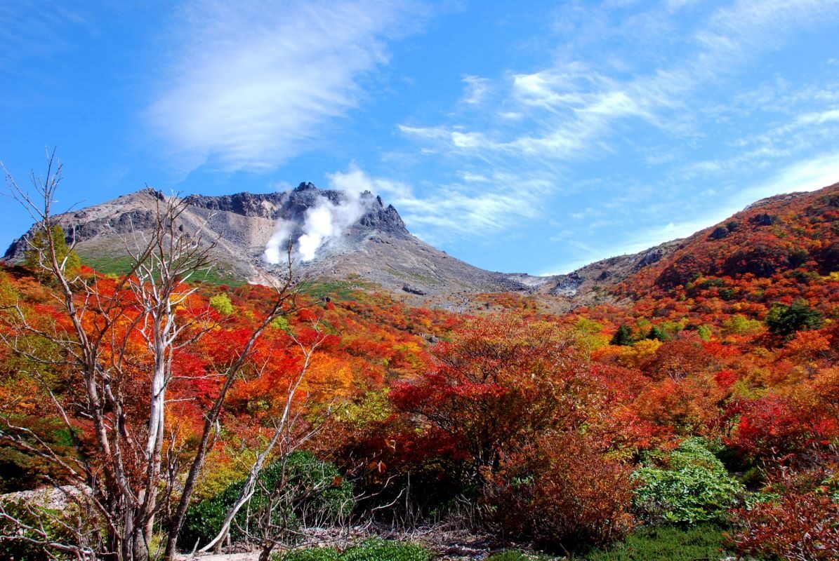 Mt. Chausu in autumn colors and Smoke